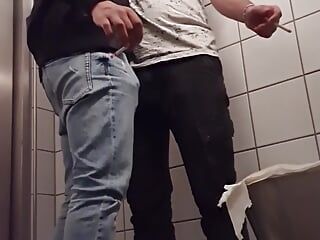 Ngentot 'n Smoke' di toilet umum