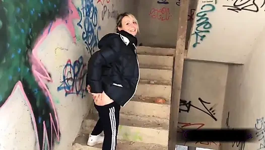 Azgın evli kadın luna terk edilmiş evde yoğun anal seks yapıyor - açık havada bakış açısı gerçek çift