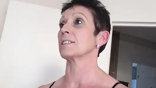 Die Hübsche MILF Beschwert Sich Über Den Lärm Dieser Nachbarn Und Wird in Gangbangs Gefickt