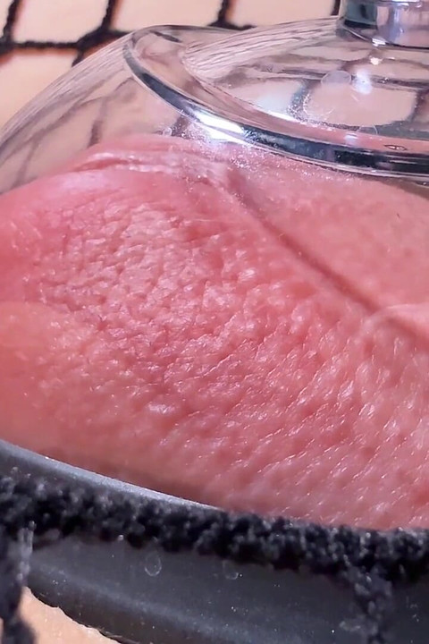 Cewek sange ini lagi asik ngentot memeknya pakai dildo sambil jongkok sambil pakai stoking jaring-jaring