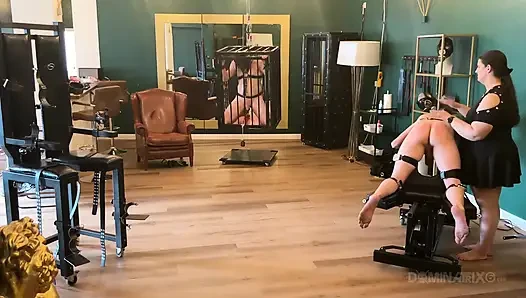 Dominatrix zindanında sidik sırılsıklam bağlı köleler