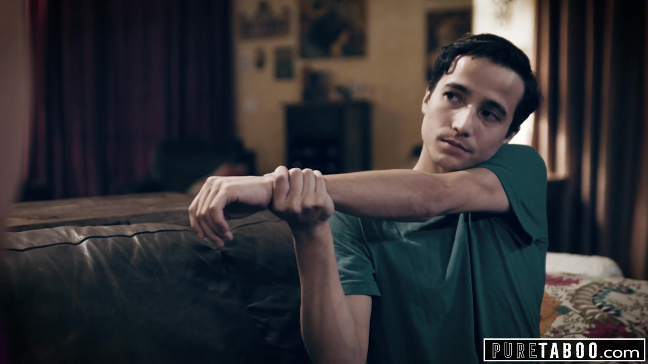 純粋なタブー嫉妬深い息子が継父を誘惑するために継母を誘惑する