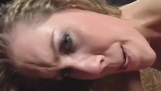 Blonde füchsin weit gedehnt in der scheune, doggystyleing