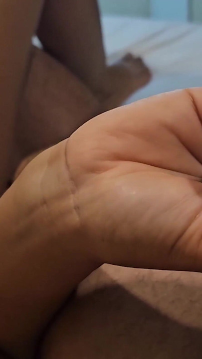 Naughty guy ate me without a condom and came on top of my pussy and made the cuckold clean | Clip 1