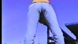 Тугая писсинг в джинсах в ретро видео