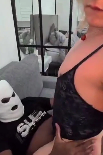 Femboy blonde cantik dikongkek kote hitam besar