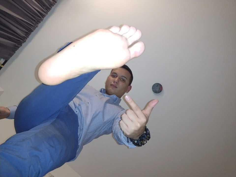 Latino drka stopalima
