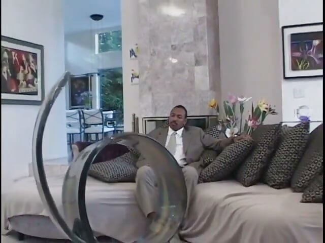 Pelacur pirang dan brunette terangsang bergiliran menunggangi kontol besar di sofa
