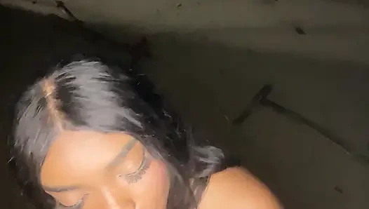 Adik tiriku menggodaku dan nyepong kontolku di pantai