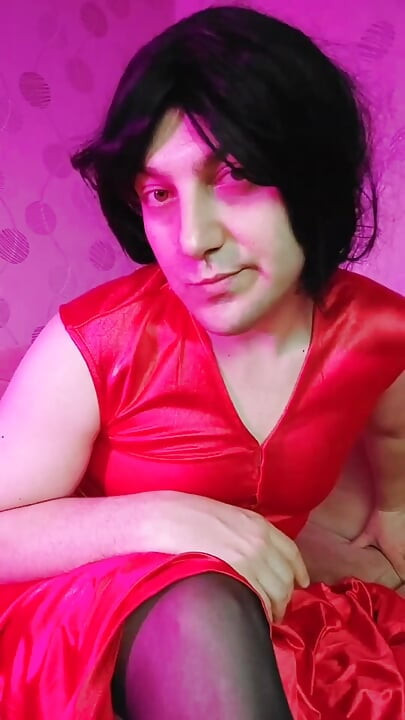Red Princess Kitty Cross pitää hauskaa punaisessa mekossa