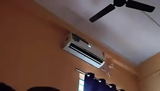 Onunla yatağı paylaşırken üvey kız kardeşimin amına boşalıyorum