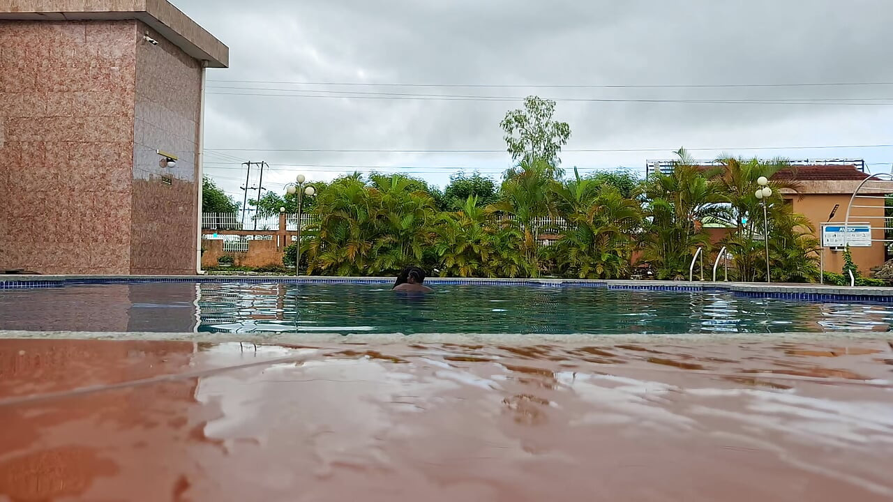 Sperma schwimmen im pool, harter sex im wasser, doppelter orgasmus