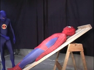 Chico en spiderman costme obtiene sexo oral