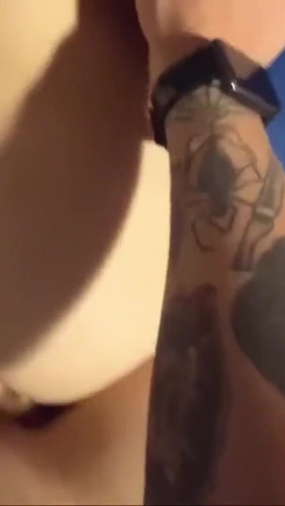 Amatorska kompilacja analna z 2 klipów - ciasny tyłek rozciągnięty głęboko i ogromne wytryski | Klip 1