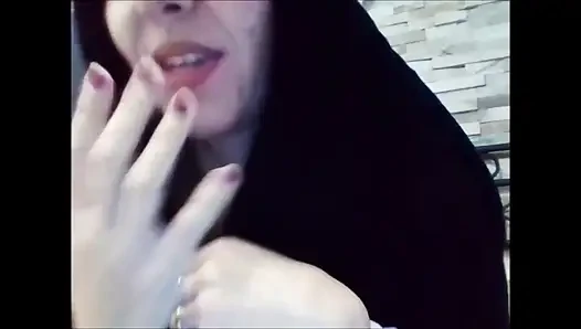 Biarawati itu kelihatannya nggak terlalu berbakti