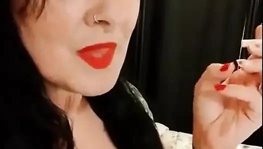 Süßer rauchennder MILF, roter lippenstift