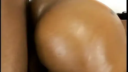 Cewek semok kulit hitam dengan toket aduhai lagi asik nyepong kontol ngaceng