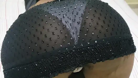 Heißes brünettes zierliches schätzchen in einem heißen kleid mit höschen, um ihre enge muschi zu zeigen