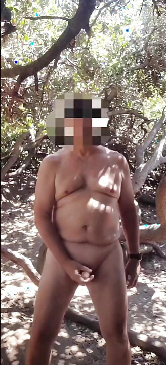 Acariciando y tragando semen en un lugar al aire libre aislado