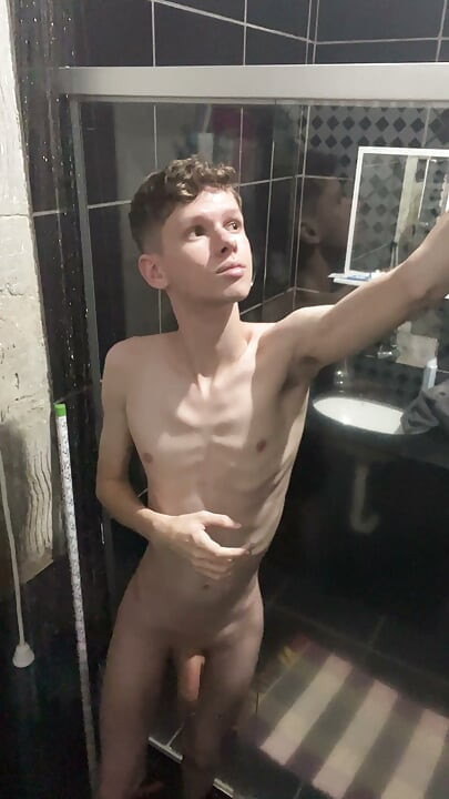 Ein Twink zeigt seinen Körper und ist nackt unter der Dusche