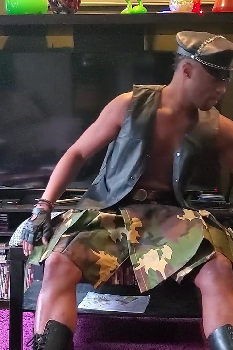 Kennie jai lagi asik pamer toket dan pantatnya dientot habis-habisan sama kontol raksasa pria kulit hitam