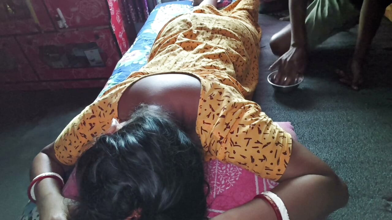 सौतेली बहन की तेल शरीर की मालिश और सेक्स रूम में पूरा समय जोरदार सेक्स