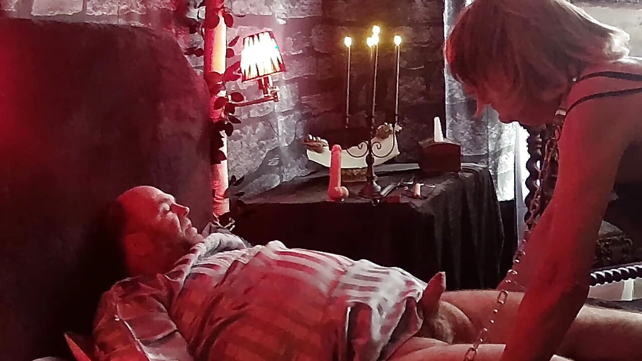 Bölüm 2:- Lanista Bear yeni hizmetçimiz Jayne'i tanıtıyor ve emme becerilerini test ediyor.