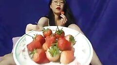 Азиатка мастурбирует в домашнем любительском видео, поедая клубнику в любительском видео 3
