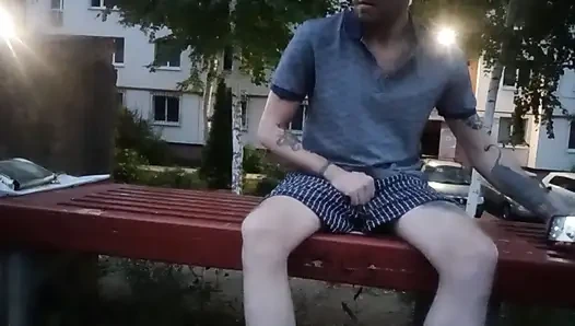 Bir bankta bahçede yarağımı sıvazlıyorum