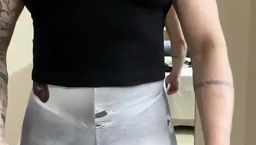 Получи фитнес-мамочку, которая обожает обнажаться и трахаться