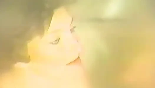 Geile brünette lutscht echten gemeinen schwanz