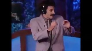 Borat líbá Howarda Sterna penisem s kalhotami.