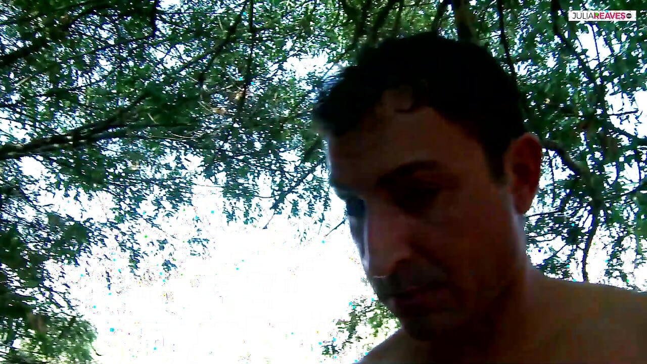 Blondes schätzchen stöhnt vor vergnügen, als sie einen fick auf dem rückweg eines lkw bekommt