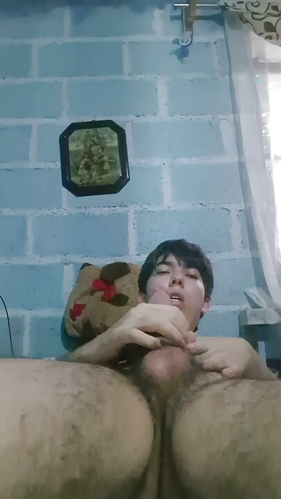 Joven cachondo se masturba solo y desnudo
