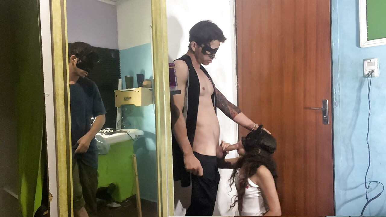 Σύζυγος που παρακολουθεί τη γυναίκα του με μασέρ