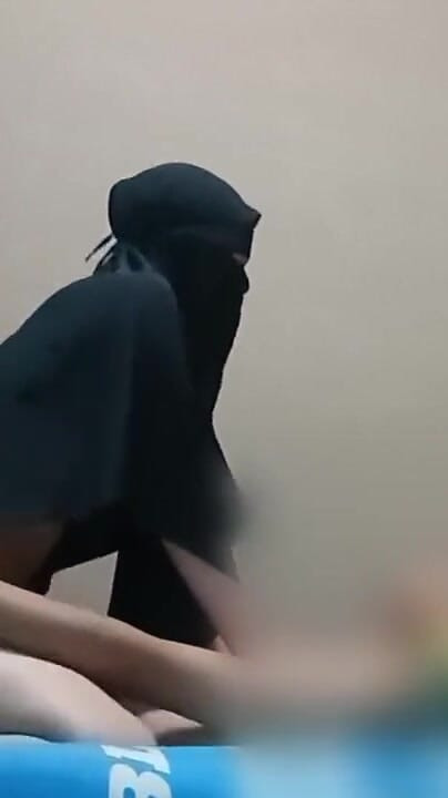 Back to the neighbor's house in a beautiful hijab swaying hot | Clip 2