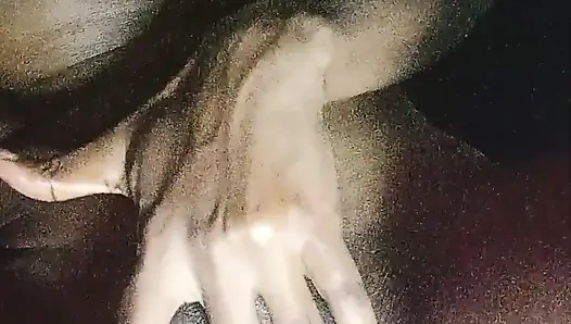 Öğrenci sulu amcığını parmaklıyor