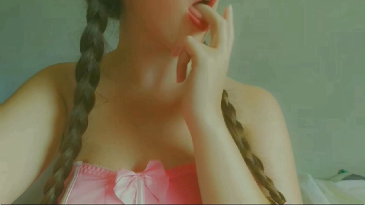 طالبة قرنية وشاغية تظهر لسانها وسيل فمها واستمناء