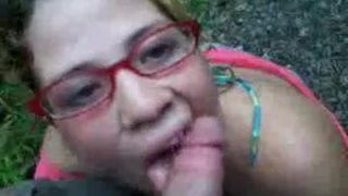 Puerto-ricanisches Mädchen lutscht Schwanz im Wald