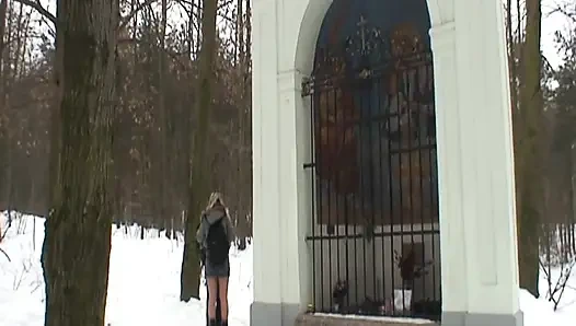 Schöne junge blondine fickt ihren opa im schnee