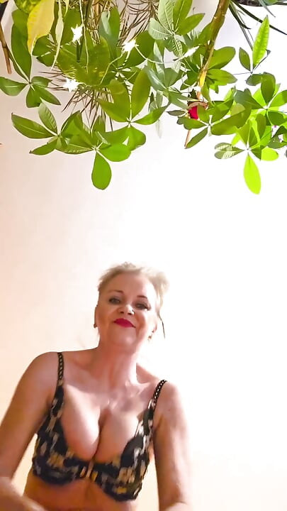 Giantess MILF Masturbation POV