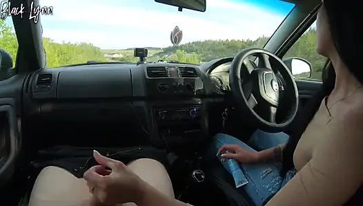 Riskanter auto-handjob in der nähe der straße