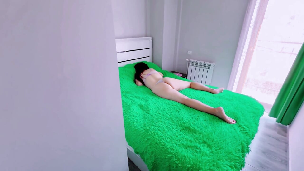 Padrastro cachondo follándole el culo a su hijastra mientras ella está tumbada en la cama
