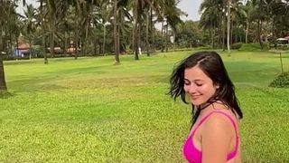 Priyal Ghor, vidéo en bikini