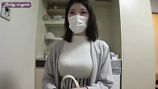 Istri yang anggun dan pendiam. F-cup payudara kendur dan provokasi lidah sensual yang tak terduga - bagian 1