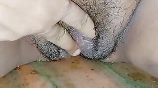Schoolmeisje masturbeert van dichtbij, druipend van geschoren nat sappig poesje en spuit een orgasme