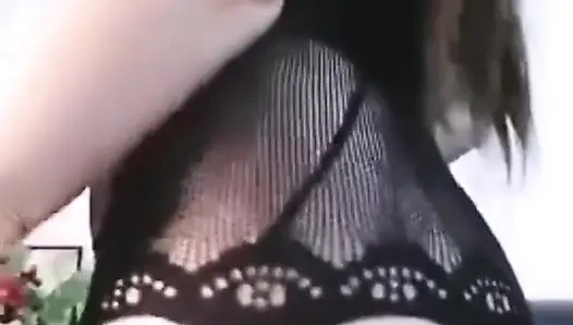 Cewek tunisia dengan pantat bahenol lagi asik twerking sambil pakai stoking tembus panta