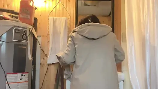 Hana mutfakta yemek pişiriyor sonra amcık işemek için sabırsızlanıyor