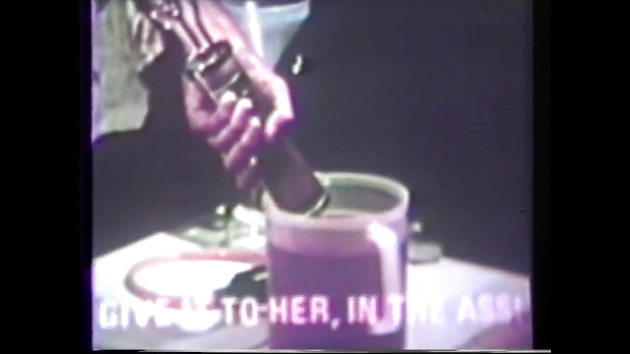 Američki vintage grubi porno s jadnom djevojkom koju su pokupila i divlje jebala dva negativca