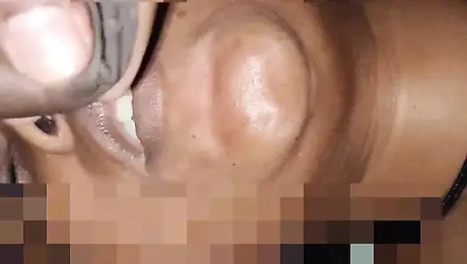 Meine frau brachte meine frau dazu, wasser aus meinem schwanz zu trinken